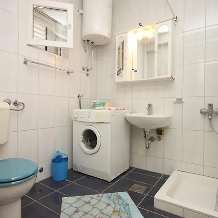 And By The Sea - 6839 3* Makarska