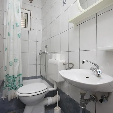 And By The Sea - 6839 3* Makarska