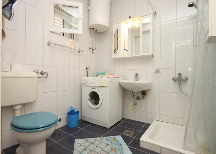 And By The Sea - 6839 3* Макарська